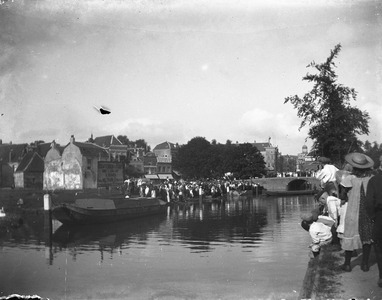 853358 Afbeelding van de toeschouwers langs de oever van de Leidsche Rijn te Utrecht bij het dreggen naar een jongen ...